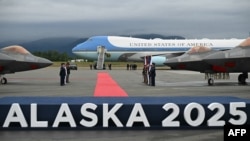 Літак Air Force One із президентом США Трампом на борту приземлився на об'єднаній базі Елмендорф-Річардсон в Анкориджі, Аляска, 15 серпня 2025 року