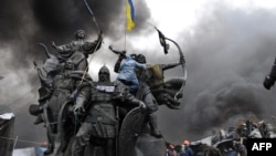 Дым от горящих покрышек на Площади Независимости в Киеве во время стрельбы по протестующим, 20 февраля 2014 года