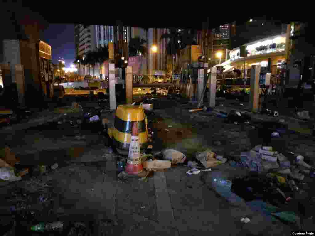 Вернувшиеся студенты признаются, что находятся в подвешенном состоянии. &laquo;Даже если мы вернемся, будет ли безопасно дальше учиться? Подавать ли документы в казахстанские вузы, в университеты других стран или ждать, когда протесты закончатся?&raquo; &ndash; вопрошает один из студентов. Пока студенты из Политехнического университета заканчивает этот семестр онлайн.&nbsp;По их словам, кампус закрыли на реконструкцию.&nbsp;На фотографии казахстанца &ndash;&nbsp;разрушенный туннель &laquo;Кросс-Харбор&raquo;, соединяющий остров Гонконг с полуостровом Коулун.&nbsp;