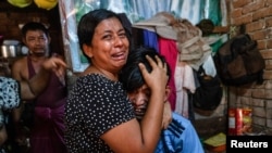 Članovi porodica žrtava gušenja demonstracija protiv vojnog puča u Jangonu, 27. mart 2021.