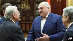 Келлог (слева) и Лукашенко