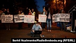 Учасники акції зокрема вимагали від Петра Порошенка прокоментувати результати журналістських розслідувань щодо корупціонерів