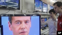 Građani u prodavnici prate prenos konferencije za novinare Dmitrija Medvedeva, 18. maj 2011. 