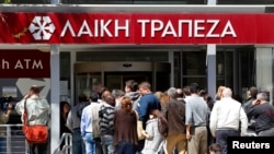 Aglomeraţie în faţa băncii Laiki Bank, Nicosia