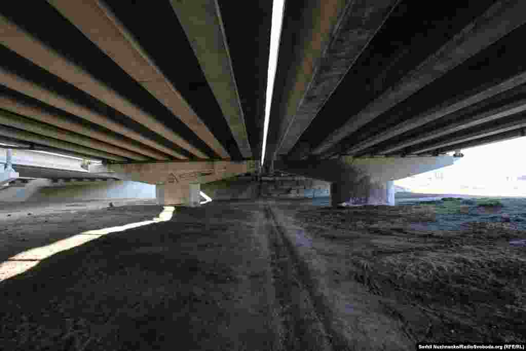 Родина з дітьми переховується від обстрілу під естакадою підірваного Романівського мосту.Ліворуч фото від 11 березня 2022, праворуч – березень 2025 року