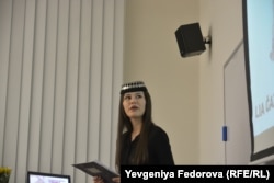 Лія на зустрічі у Карловому університеті розповідає про історію свого народу, 2025 рік