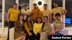 A párizsi filippínó közösség tagjai együtt szilvesztereznek