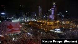 Польшада абортко тыюу салган чечимге каршы митингдер. 30-октябрь, 2020-жыл.