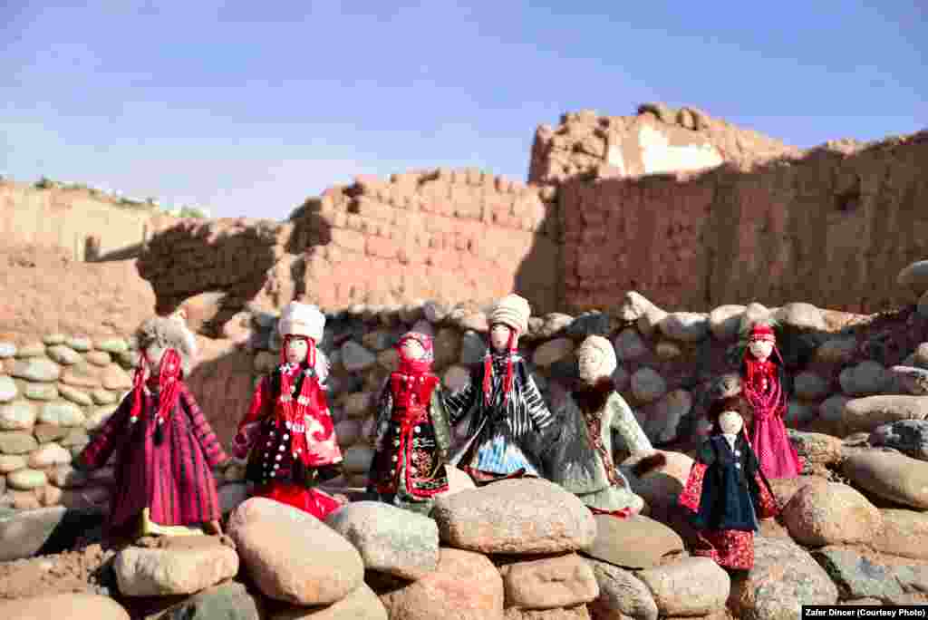 Көчмөн кыргыз эли жайыттан жайытка жыл бою малын айдап көчкөн сайын кожолуктун аялдары эң жакшы кийимдерин жана эң кооз баш кийимдерин кийишкен.&nbsp;&nbsp;