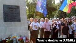 Urmașii familiilor deportaților la monumentul din fața Gării Chișinău. iulie 2018