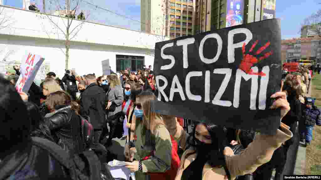 Pjesëmarrësit marshuan në qendër të qytetit të Prishtinës duke kërkuar &quot;një jetë pa dhunë e shtypje&quot;.&nbsp; 