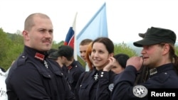 Мариан Котлеба (слева) среди своих последователей