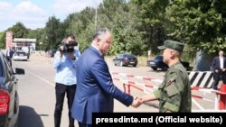 Președintele Igor Dodon strânge mâna unui militar rus la postul de control de la Varnița