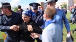 Активістів затримали за образу Януковича 