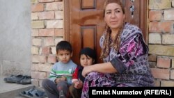 Ош шаарынын тургуну Гүлчехра Абдыкадырова балдары менен.