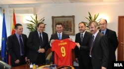 Премиерот Груевски со претседателот на УЕФА Мишел Платини