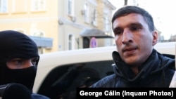 Bogdan Peșchir, după ce și-a dezvăluit fața, la cererea ofițerului de poliție.
