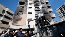 ساختمانی در محلۀ کفرسوسه در دمشق که دوم اسفند هدف حملۀ موشکی منتسب به اسرائیل قرار گرفت