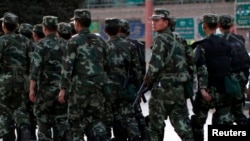 Вооруженные китайские полицейские патрулируют район в Кашгаре, Синьцзян, август 2011 года