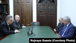 Президент Абхазии Рауль Хаджимба и премьер-министр Валерий Бганба на встрече с заместителем председателя правительства РФ Виталием Мутко 