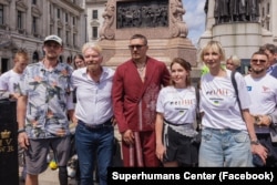 Річард Бренсон та Олександр Усик на презентації міжнародної кампанії на підтримку України та львівського центру Superhumans – Ukraine: Defending Freedom. Лондон, Велика Британія, 15 липня 2025 року