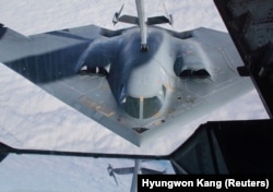 Дозаправка В-2 в воздухе (справа на переднем плане - самолет-заправщик)