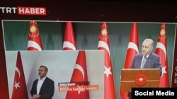 Түркиянын президенти Режеп Тайып Эрдоган Орхан Инандынын кармалганы тууралуу билдирүү жасап жатат.