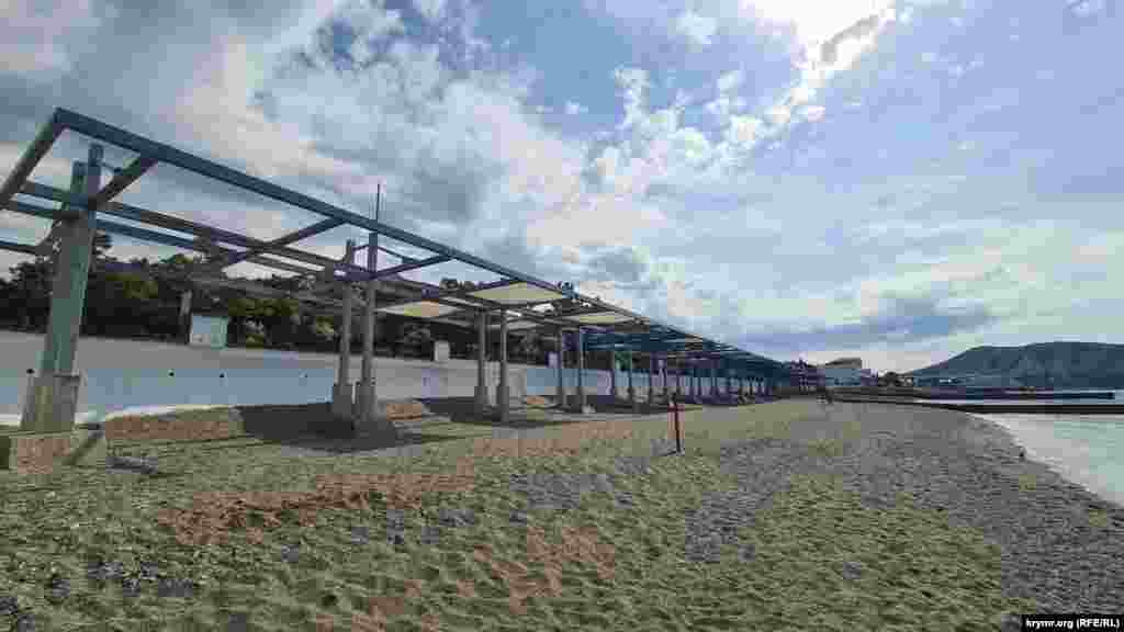 Накриття для забезпечення тіні для відпочивальників на пляжі, що було зірване під час зимових штормів, досі не відновили. Судак, Крим, початок червня 2025 р.