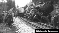 Підірваний на залізниці потяг. Світлина часів Другої світової війни. Місце не відоме