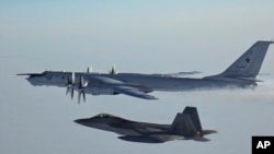 Imagine generică - Un avion de recunoaștere rusesc Tu-142, în dreapta sus, este interceptat în apropierea coastei Alaskăi - 9 martie 2020 