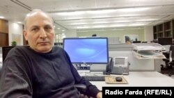 جهانبگلو عصر کنونی را عصر تمدن‌زدایی نام می‌دهد. عکس: رامین جهانبگلو، اکتبر ۲۰۱۶، در رادیو فردا