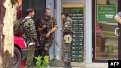 Боевики «ДНР» возле отделения банка в Донецке. Июль 2014 года