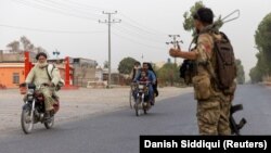 یک عضو نیروهای ویژه افغانستان در حال هدایت ترافیک در جریان یک عملیات نجات