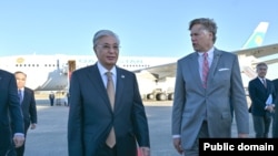 Президент Казахстана Касым-Жомарт Токаев и первый заместитель госсекретаря США Кристофер Ландау