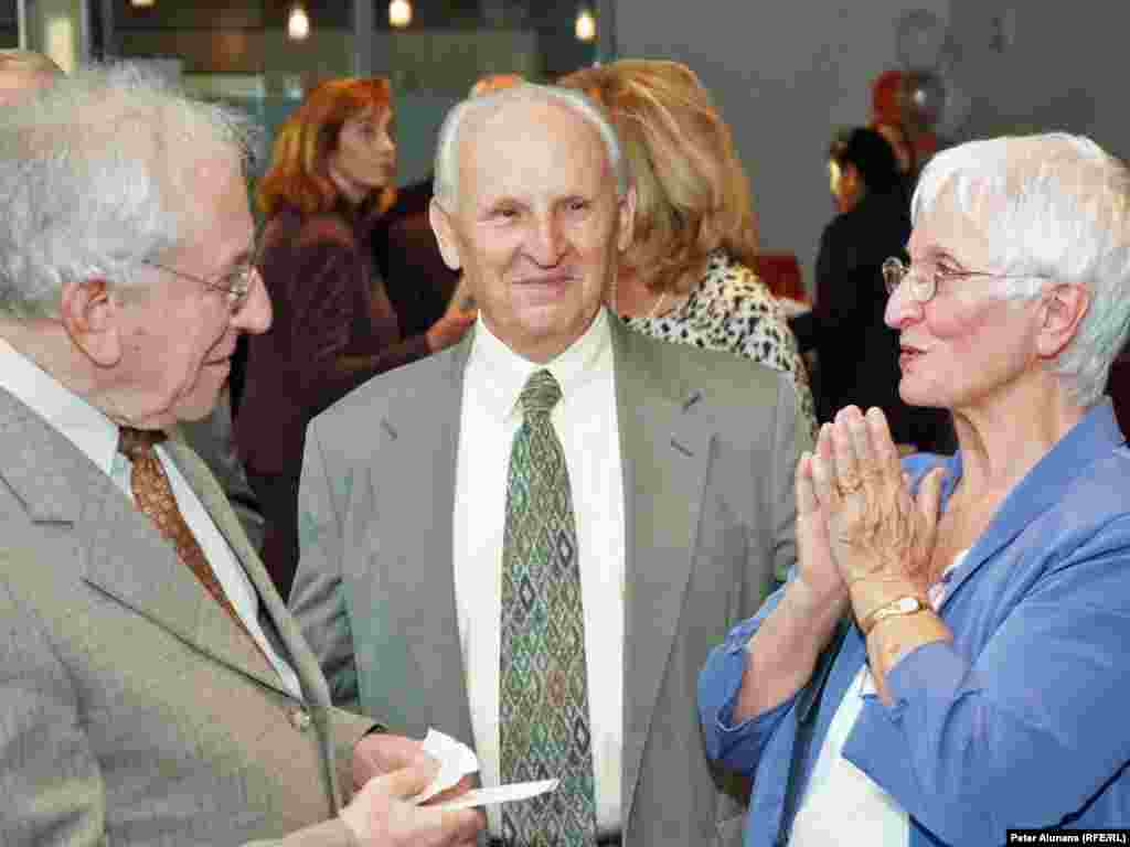 Former RFE Romanian Service Director Nestor Ratesh (l) chatting with former RFE Belarusian Service Director Walter Stankievich and his wife, Joanne (r) at RFE's 60th anniversary reception at the Newseum in Washington, DC.
