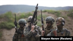 Военнослужещи от специалните сили на Българската армия се подготвят за демонстрация по случай Деня на храбростта, 2020 г.