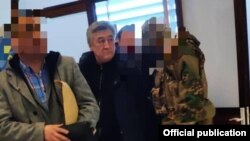 Адамкул Жунусовду Кыргызстанга алып келгенде тартылган сүрөт.