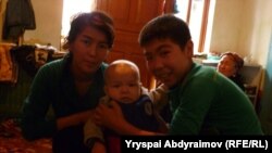 Гүлида Рахманалиева убактылуу баш калкалап турган үйдүн балдары менен. Жалал-Абад, 25-ноябрь, 2011.