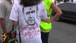 Вчителька розплакалася на мітингу опозиції в Донецьку