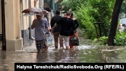 У Львівській міській раді зібрався оперативний штаб із ліквідації наслідків стихії, а комунальні служби усувають шкоду, спричинену негодою