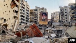 تصویری از حسن نصرالله، رهبر کشته‌شدهٔ حزب‌الله لبنان، در میان ویرانه‌های ضاحیه، حومه جنوبی بیروت