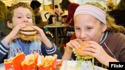 Уряд Британыъ хоче обмежити рекламу фастфуду в рамках кампанії з боротьби з дитячим ожирынням