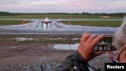 Explicațiile autorităților din Belarus nu corespund situației de la bordul aeronavei în care se afla Roman Protasevici. 