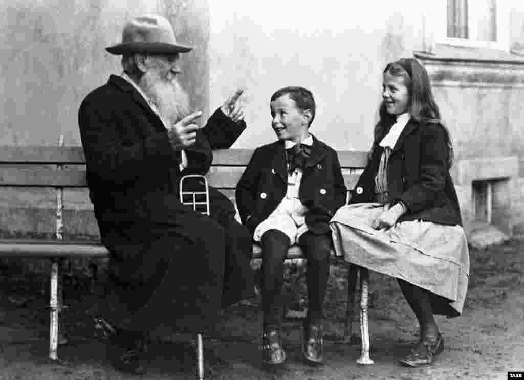 Tolstoj oduševljava svoje unuke dok im priča bajku 1908. godine.