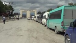 На северной границе – автомобили, на южной – пробка из людей 