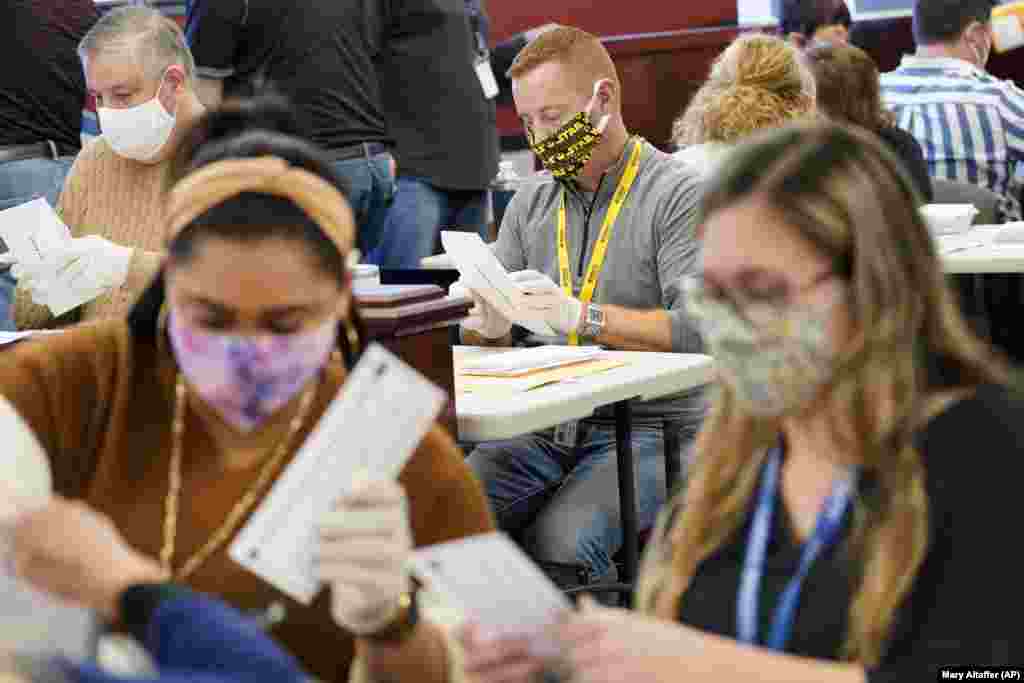 Општински работници извлекуваат гласачки ливчиња