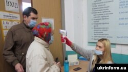 Вимірювання температури перед входом на виборчу дільницю, Дніпро, 25 жовтня 2020 року