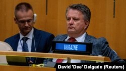 Ambasadorul Ucrainei la ONU, Serhi Kisliția, (dreapta) 