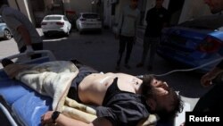 Странски работник, ранет во израелски воздушен напад врз седиштето на ОН, е донесен во болницата Деир ел-Балаху, централен појас Газа, 19 март 2025 година, според Министерството за здравство на Газа.