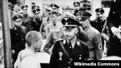 هاینریش هیملر در حال بازدید از اردوگاه داخائو در سال ۱۹۳۶.